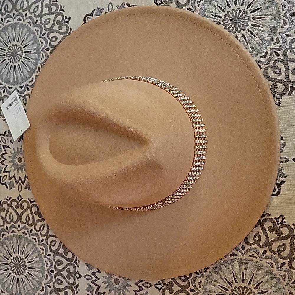 NWT BEIGE HAT M/L.